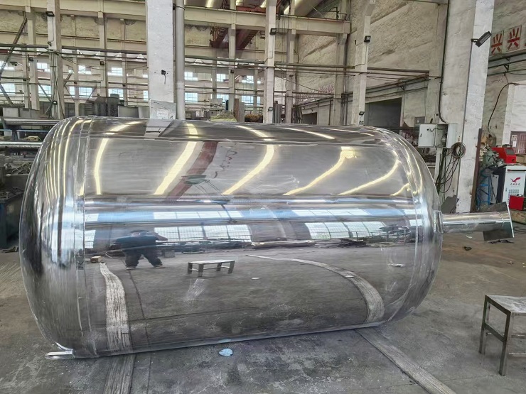 1723618693224147.jpg 鏡面儲(chǔ)罐.jpg